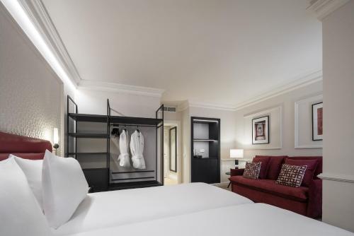 Habitación Doble con sofá cama del hotel Eurostars San Antón. Foto 2