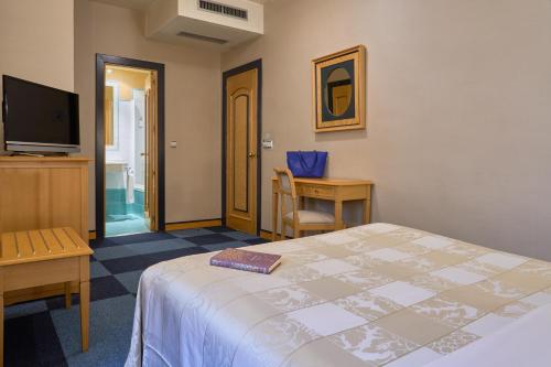 Habitación con cama grande del hotel Macià Cóndor. Foto 1