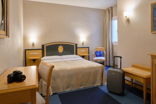 Habitación con cama grande del hotel Macià Cóndor. Foto 2