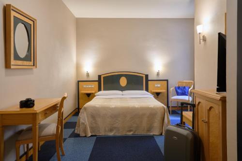 Habitación con cama grande del hotel Macià Cóndor. Foto 3