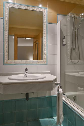 Habitación con cama grande del hotel Macià Cóndor. Foto 4