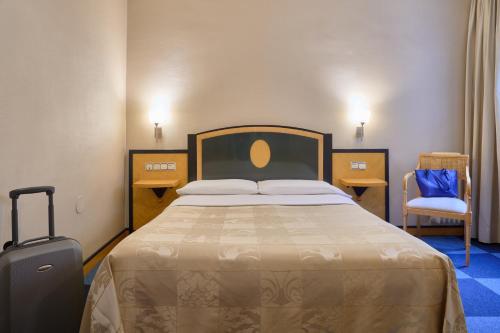 Habitación con cama grande del hotel Macià Cóndor. Foto 5
