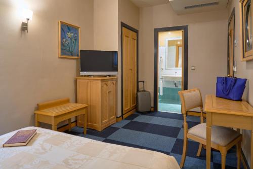 Habitación con cama grande del hotel Macià Cóndor. Foto 6