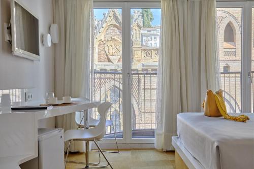 Habitación con cama grande del hotel Macià Granada Five Senses Rooms and Suites. Foto 2