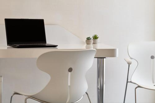 Habitación con cama grande del hotel Macià Granada Five Senses Rooms and Suites. Foto 6