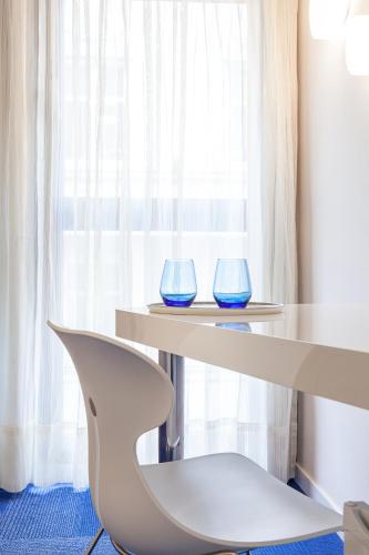 Habitación con cama grande del hotel Macià Granada Five Senses Rooms and Suites. Foto 9