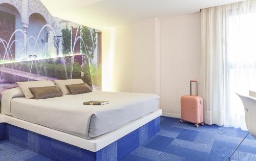 Habitación con cama grande del hotel Macià Granada Five Senses Rooms and Suites. Foto 11