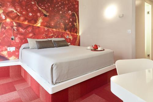 Habitación con cama grande del hotel Macià Granada Five Senses Rooms and Suites. Foto 12