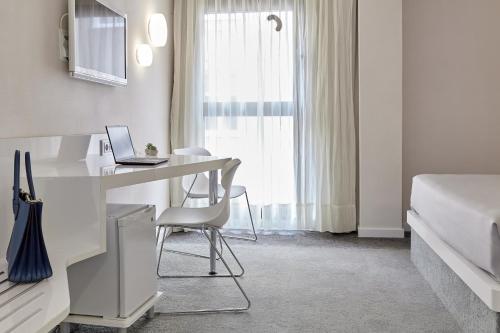 Habitación con cama grande del hotel Macià Granada Five Senses Rooms and Suites. Foto 13