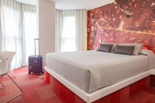 Habitación con cama grande del hotel Macià Granada Five Senses Rooms and Suites. Foto 15