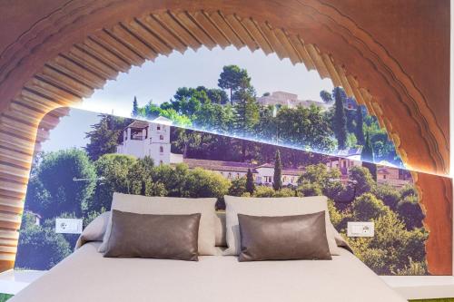 Habitación con cama grande del hotel Macià Granada Five Senses Rooms and Suites. Foto 18