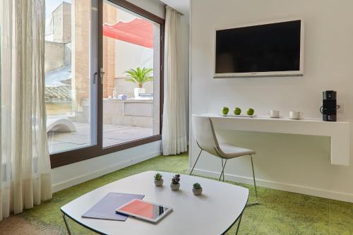 Suite Junior con terraza y bañera de hidromasaje del hotel Macià Granada Five Senses Rooms and Suites. Foto 9