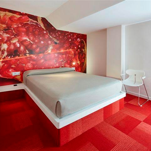 Habitación doble con cama de Matrimonio del hotel Macià Granada Five Senses Rooms and Suites