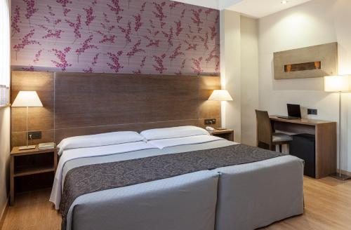 Habitación Doble con Cama supletoria del hotel Macià Monasterio De Los Basilios. Foto 7