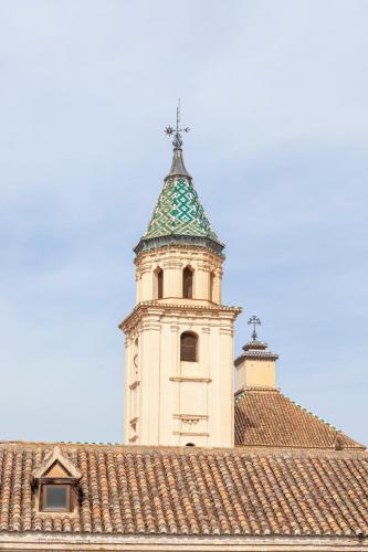 Habitación con cama grande del hotel Macià Monasterio De Los Basilios