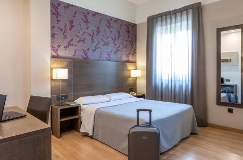 Habitación con cama grande del hotel Macià Monasterio De Los Basilios. Foto 1