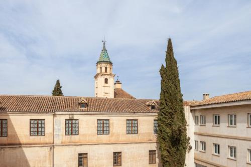 Habitación con cama grande del hotel Macià Monasterio De Los Basilios. Foto 2