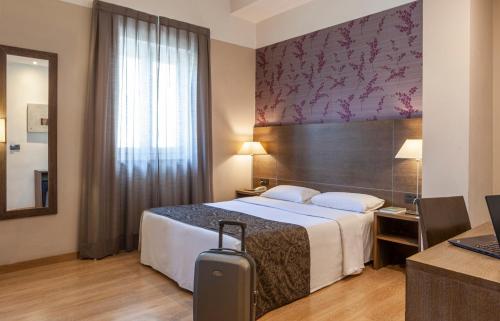 Habitación con cama grande del hotel Macià Monasterio De Los Basilios. Foto 4
