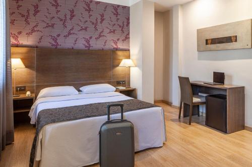 Habitación con cama grande del hotel Macià Monasterio De Los Basilios. Foto 6