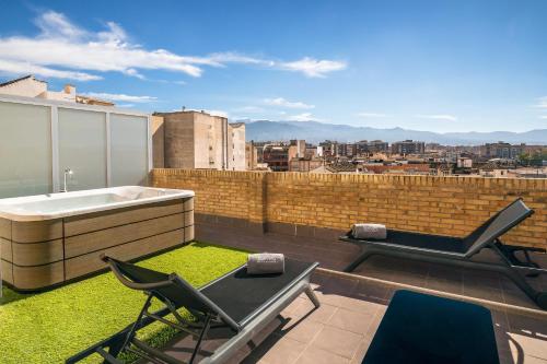 Alojamiento Deluxe con bañera de hidromasaje del hotel Barceló Carmen Granada. Foto 5