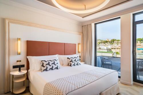 Habitación Doble Deluxe con vistas a la Alhambra del hotel Barceló Carmen Granada. Foto 1