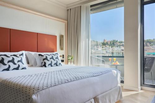 Habitación Doble Deluxe con vistas a la Alhambra del hotel Barceló Carmen Granada. Foto 3