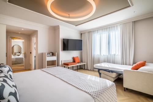 Habitación Triple del hotel Barceló Carmen Granada. Foto 3