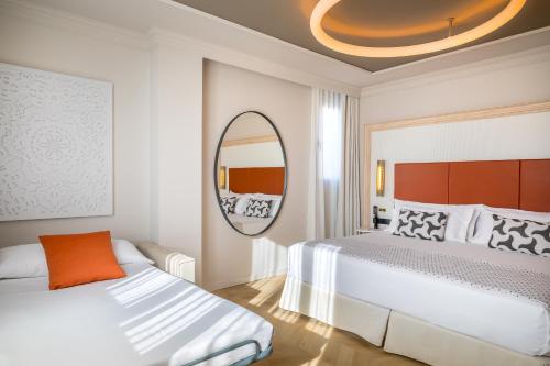 Habitación Triple del hotel Barceló Carmen Granada. Foto 4