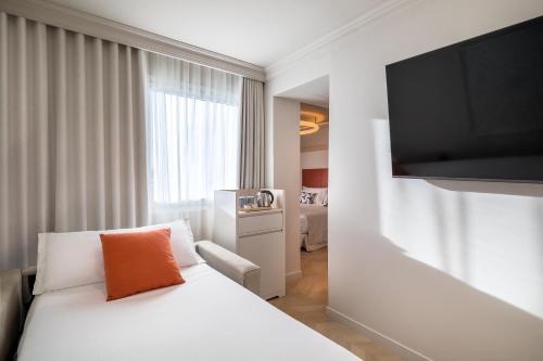 Habitación Triple del hotel Barceló Carmen Granada. Foto 9