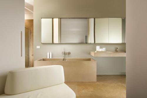 Suite Junior del hotel Palazzo Montemartini Rome, A Radisson Collection. Foto 1