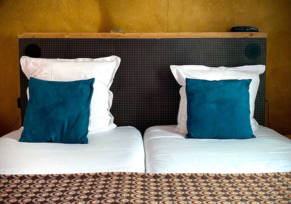 Habitación superior, 1 cama de matrimonio grande del hotel La Nouvelle République. Foto 4