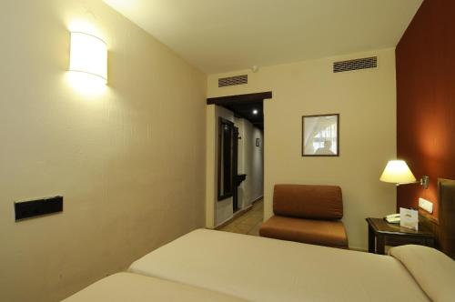 Habitación Doble con Cama supletoria del hotel Ghm Monachil. Foto 1