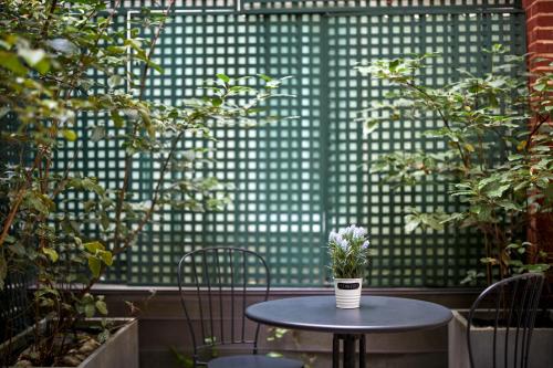 Habitación Doble Clásica con balcón o terraza del hotel Les Plumes. Foto 7