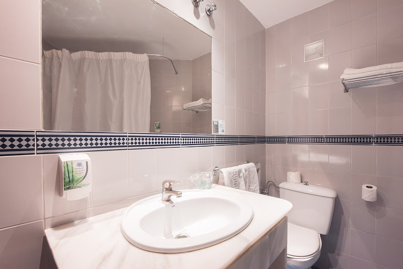 Habitación doble 2 camas del hotel Santa Cruz. Foto 2