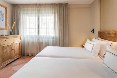 Habitación Meliá del hotel Melia Sol Y Nieve. Foto 1