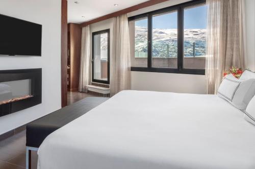 Suite Junior The Level con terraza y bañera de hidromasaje del hotel Melia Sol Y Nieve