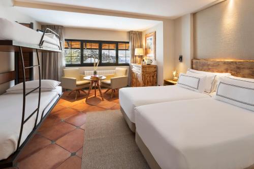 Habitación Familiar con vistas a la montaña del hotel Melia Sol Y Nieve