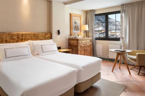 Habitación Familiar con vistas a la montaña del hotel Melia Sol Y Nieve. Foto 3