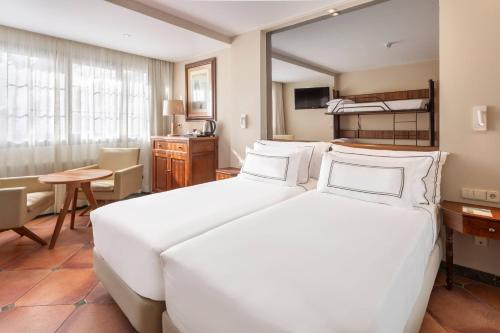 Habitación Familiar del hotel Melia Sol Y Nieve. Foto 3