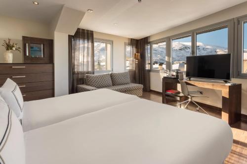 Habitación Deluxe The Level con vistas a la montaña del hotel Melia Sol Y Nieve. Foto 6