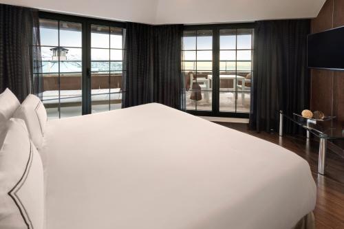 Suite The Level con terraza del hotel Melia Sol Y Nieve. Foto 4