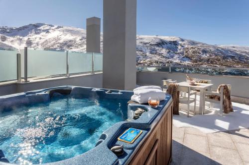 Suite Junior The Level con terraza y bañera de hidromasaje del hotel Melia Sol Y Nieve. Foto 1