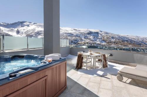 Suite Junior The Level con terraza y bañera de hidromasaje del hotel Melia Sol Y Nieve. Foto 5