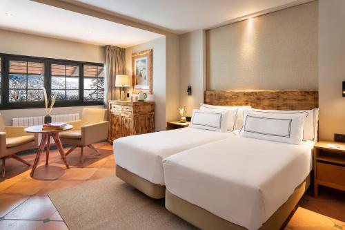 Habitación Familiar con vistas a la montaña del hotel Melia Sol Y Nieve. Foto 3