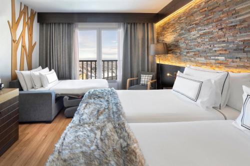 Habitación Triple The Level con vistas a la montaña del hotel Melia Sierra Nevada. Foto 3