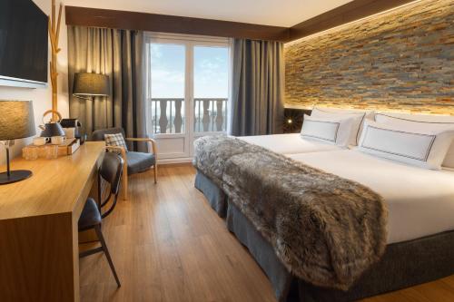 Habitación The Level comunicada con vistas a la montaña del hotel Melia Sierra Nevada. Foto 2