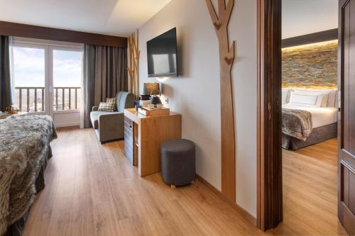 Habitación The Level comunicada con vistas a la montaña del hotel Melia Sierra Nevada. Foto 4