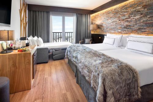 Habitación Triple The Level con vistas a la montaña del hotel Melia Sierra Nevada. Foto 11