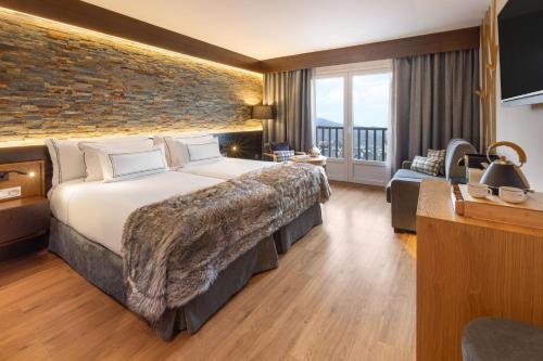 Habitación The Level comunicada con vistas a la montaña del hotel Melia Sierra Nevada. Foto 5