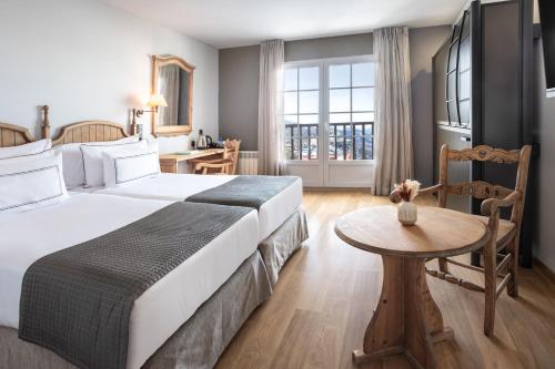 Habitación Familiar con vistas a la montaña del hotel Melia Sierra Nevada. Foto 4